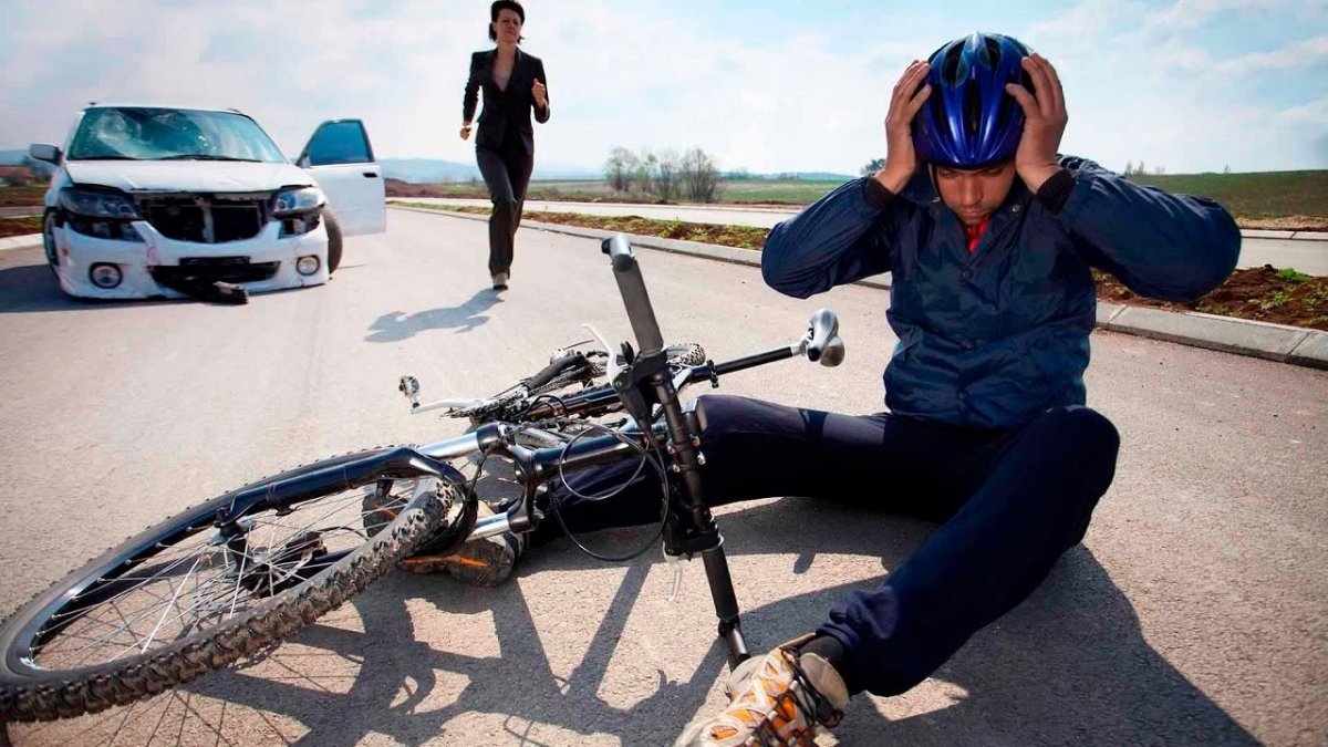 Велосипедист на дороге