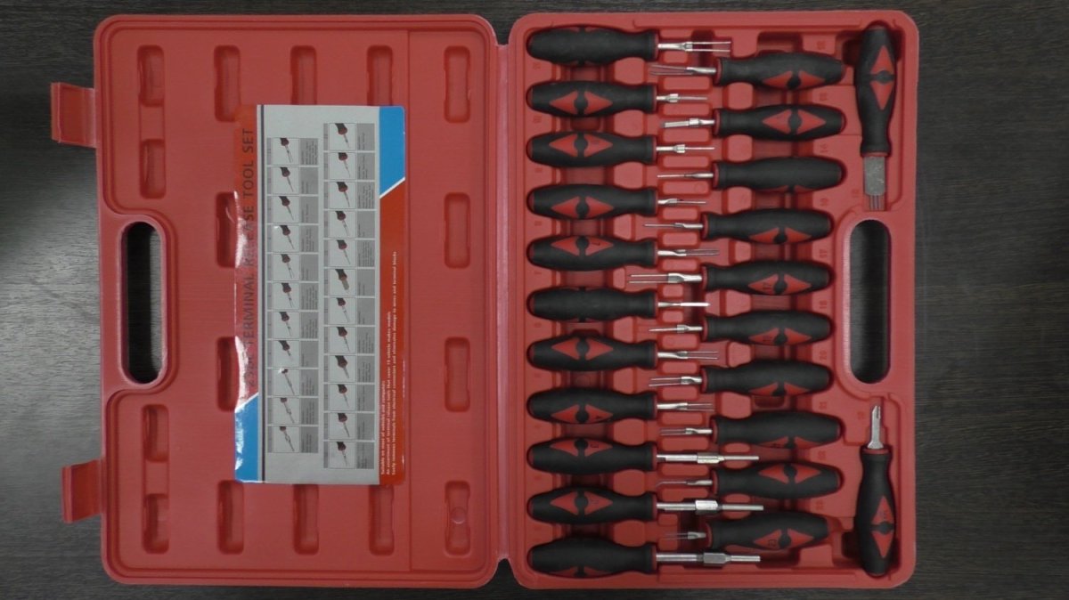 Набор экстракторов для электроразъемов в автомобиле