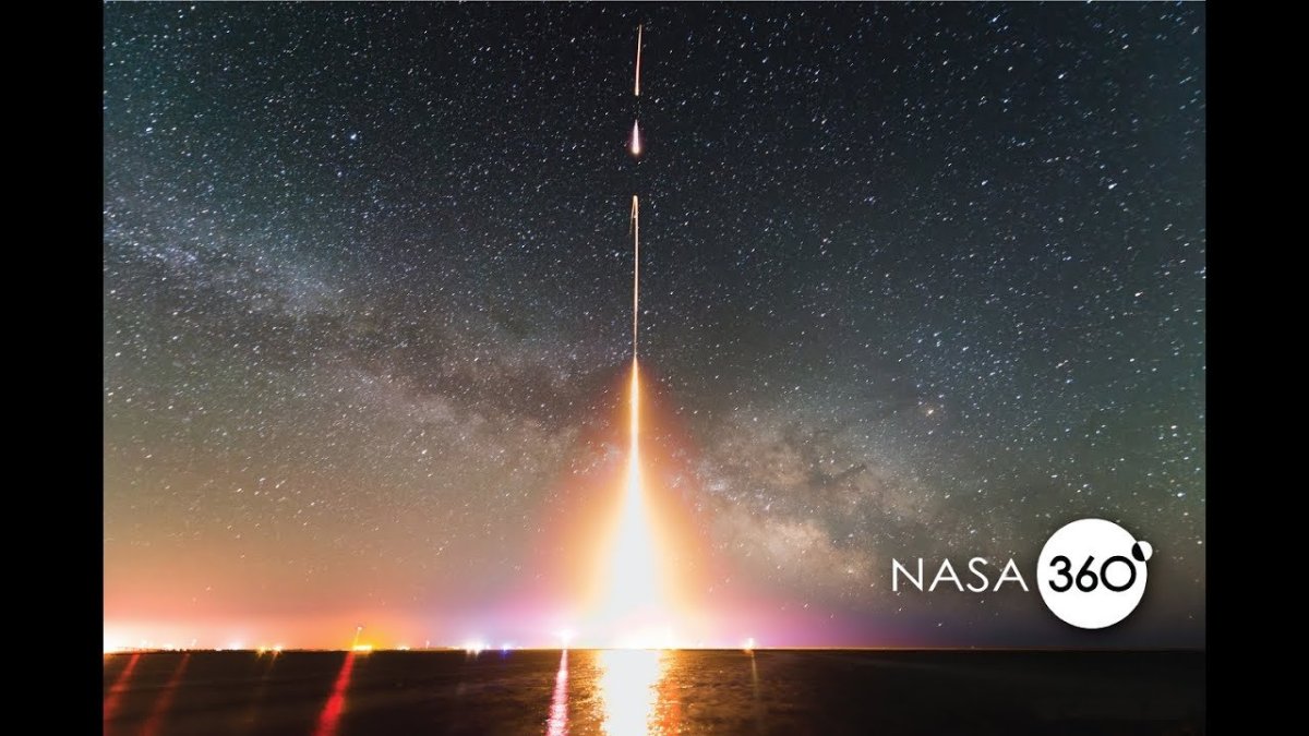 Звездное небо с ракетой