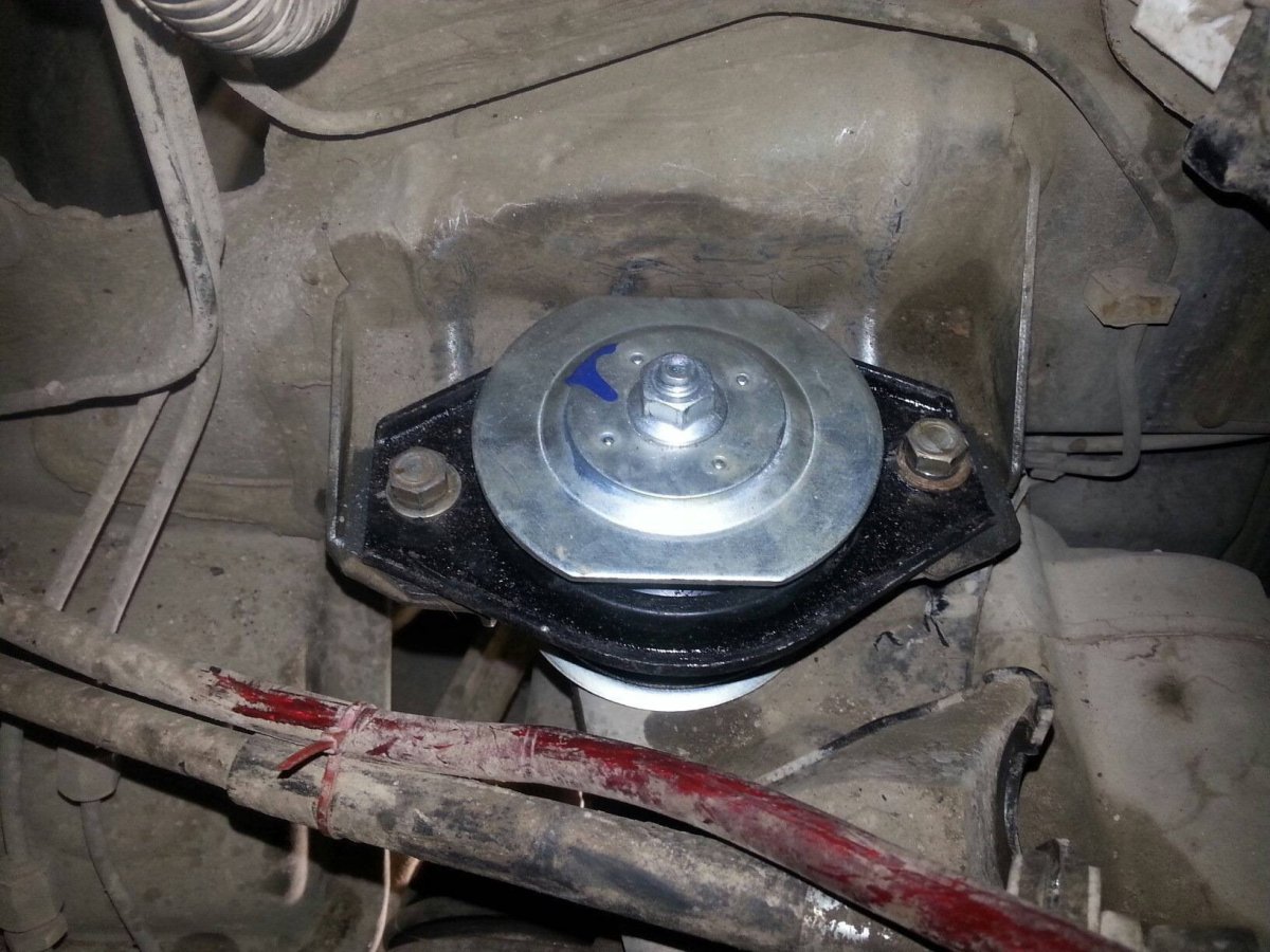 Верхняя опора двигателя Приора 16 клапанов