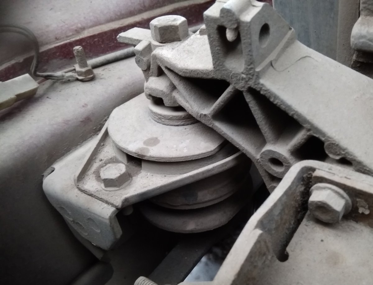 Опора двигателя ВАЗ 2110 8 клапанов левая