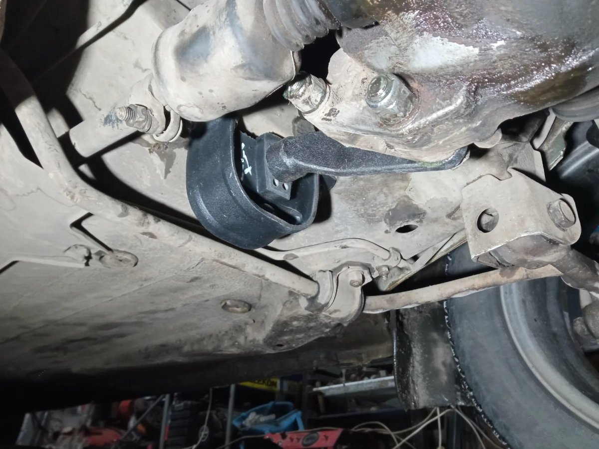 Задняя опора двигателя ВАЗ 2115