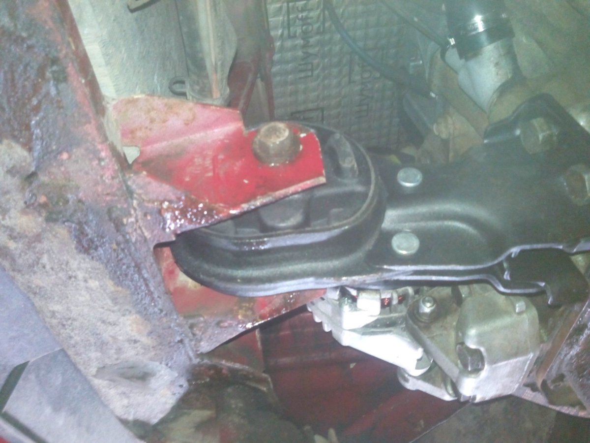 Опора крепления двигателя ВАЗ 2109