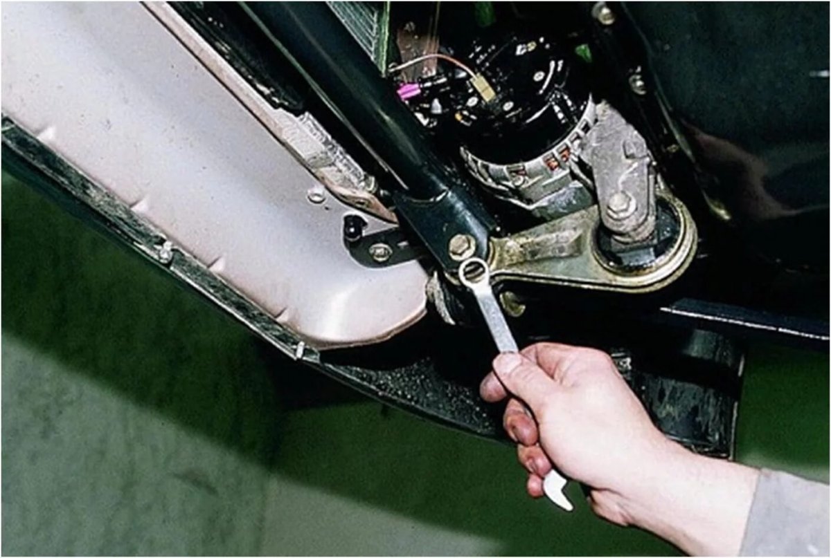 Передняя подушка двигателя ВАЗ 2110 8 клапанов