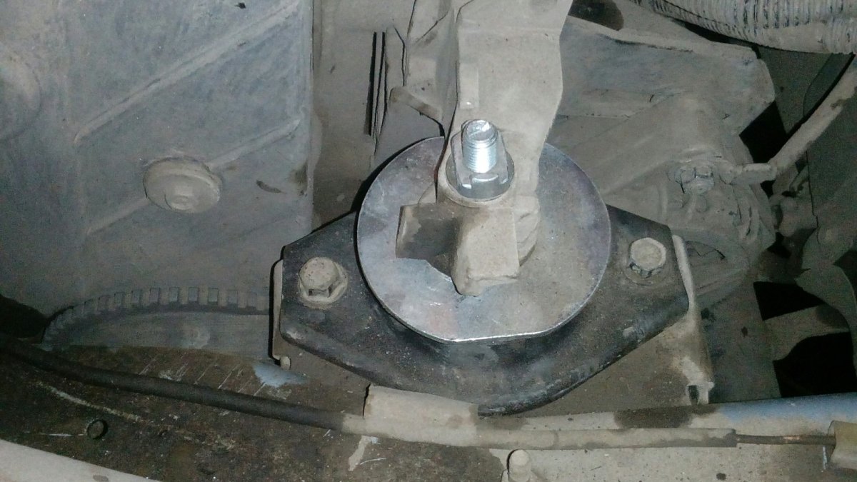 Кронштейн крепления коробки ВАЗ 2110