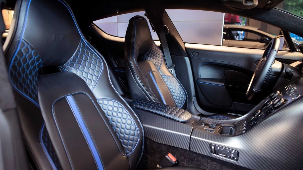 Астон Мартин кроссовер салон