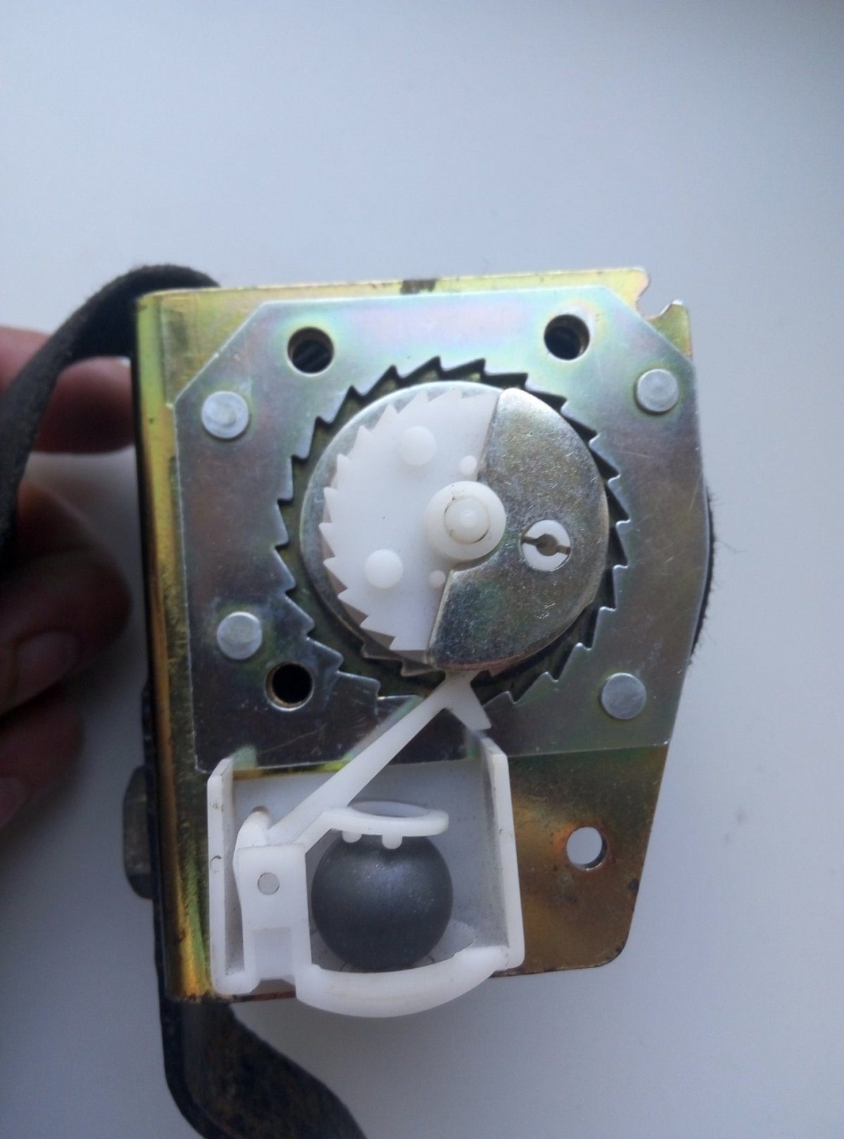 Механизм ремня безопасности ВАЗ 2114