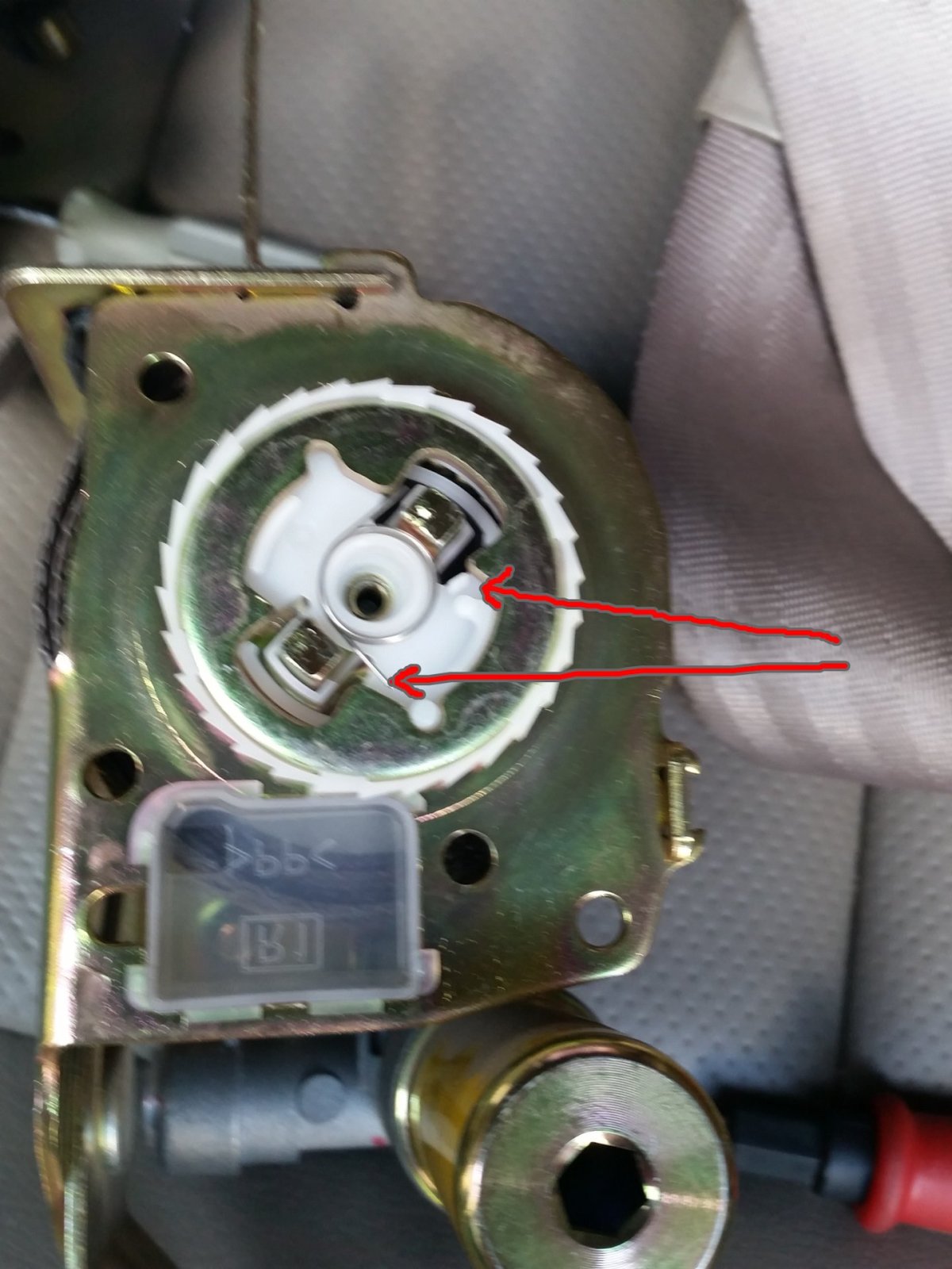 Крепление катушки ремня безопасности ВАЗ 2111