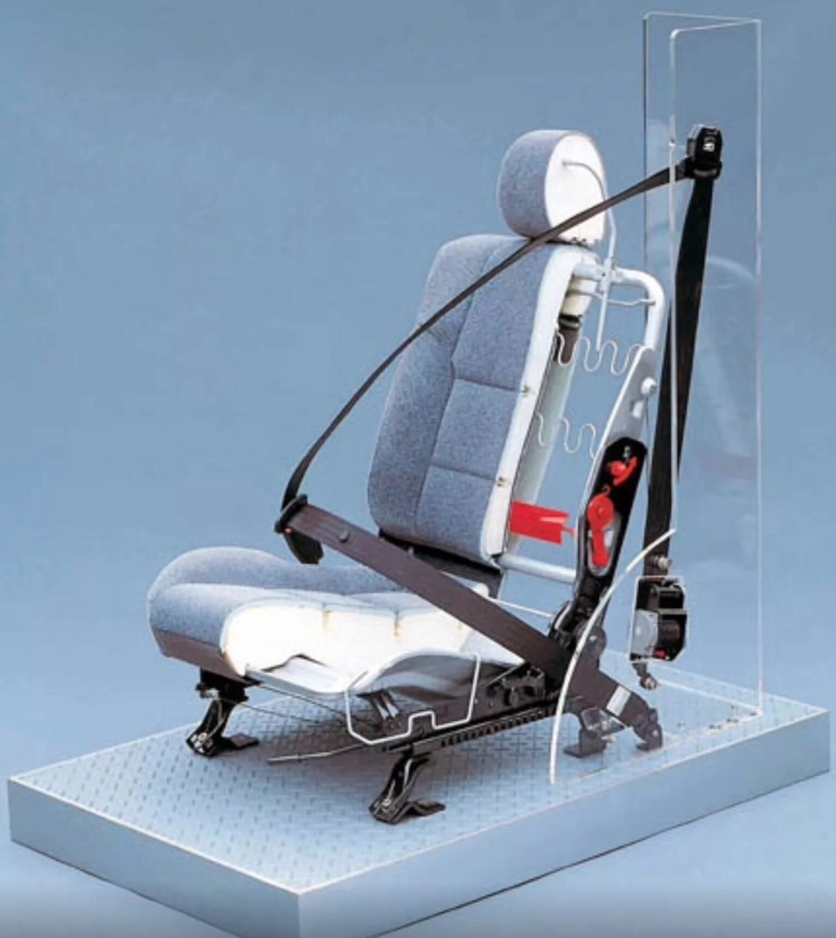 Трехточечный ремень безопасности Вольво