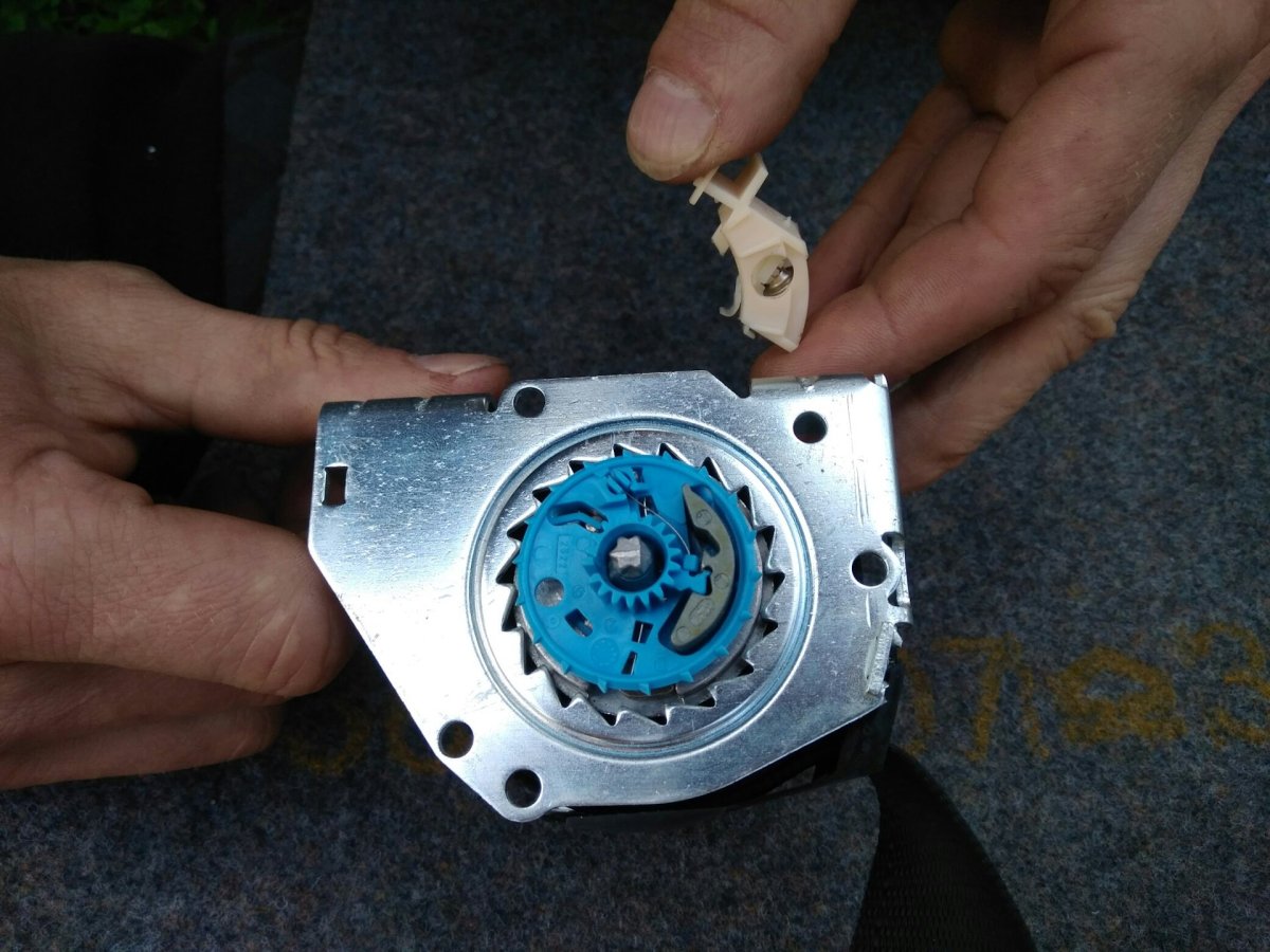 Механизм ремня безопасности ВАЗ 2107