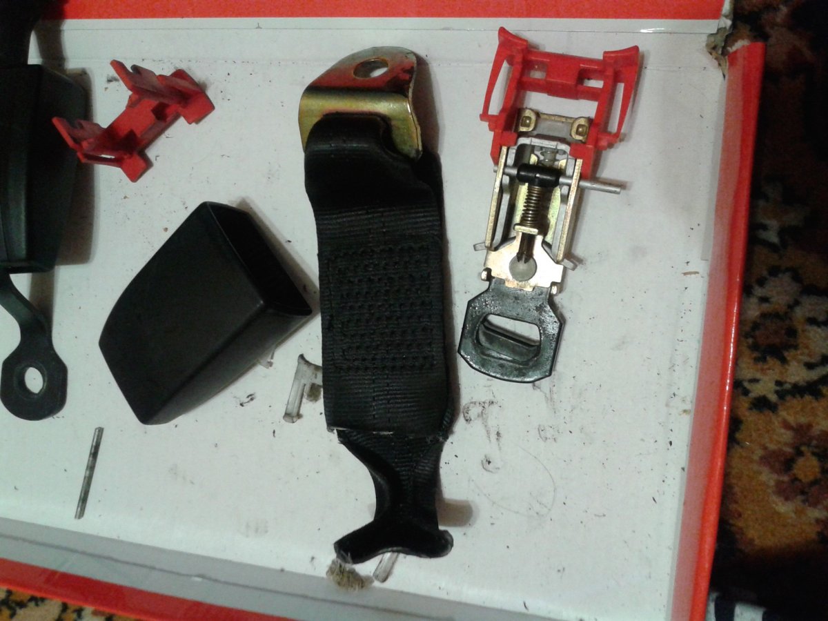 Механизм замка ремня безопасности ВАЗ 2110