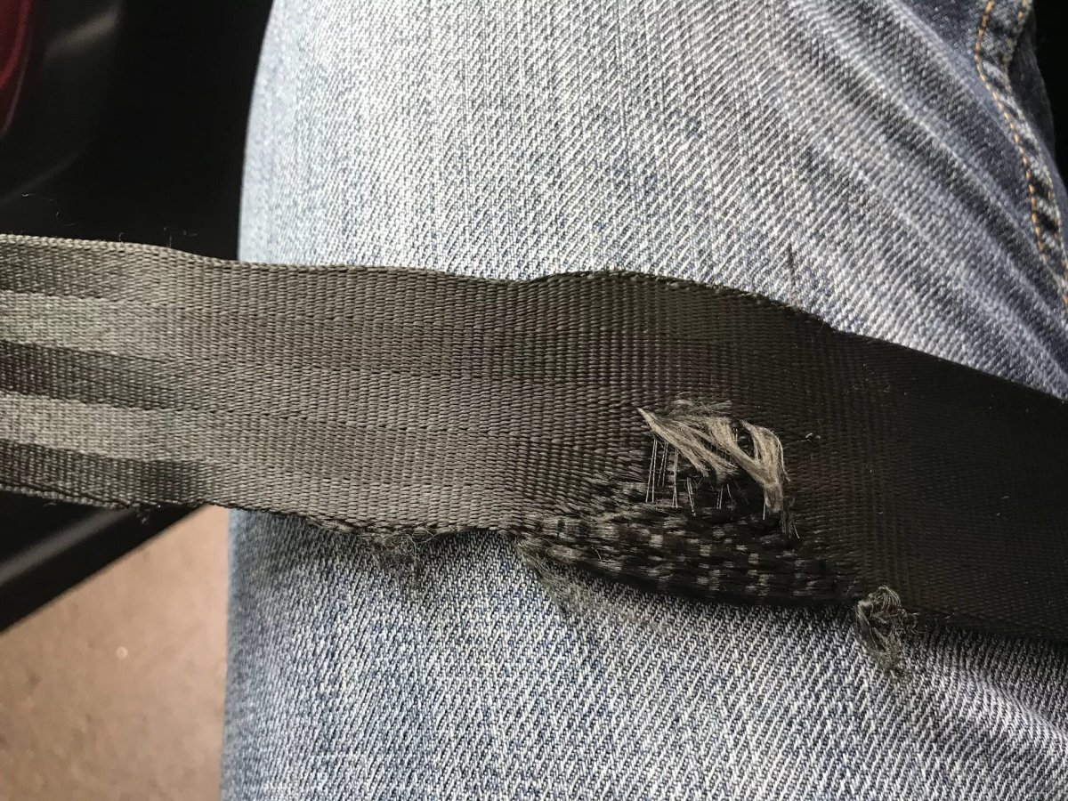 Порванный ремень безопасности