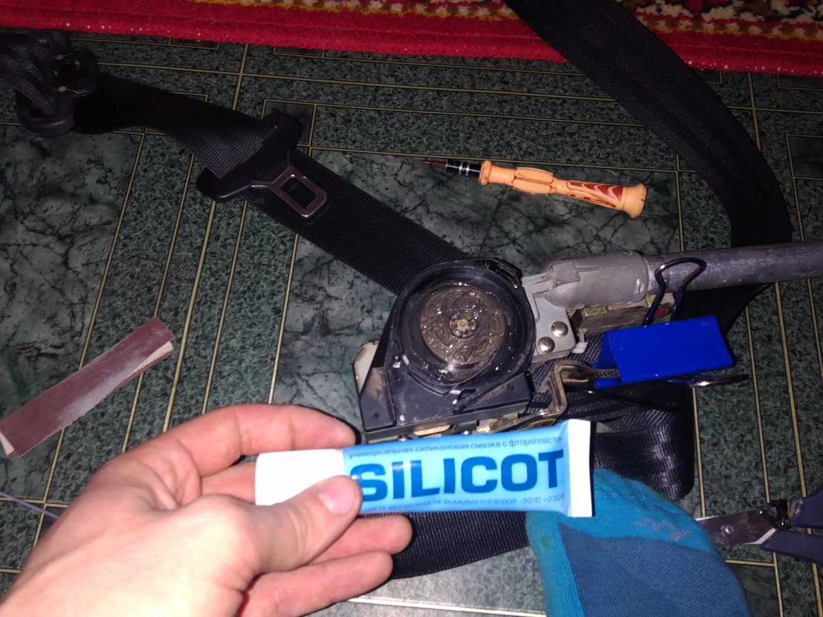 Ремень безопасности не сматывается