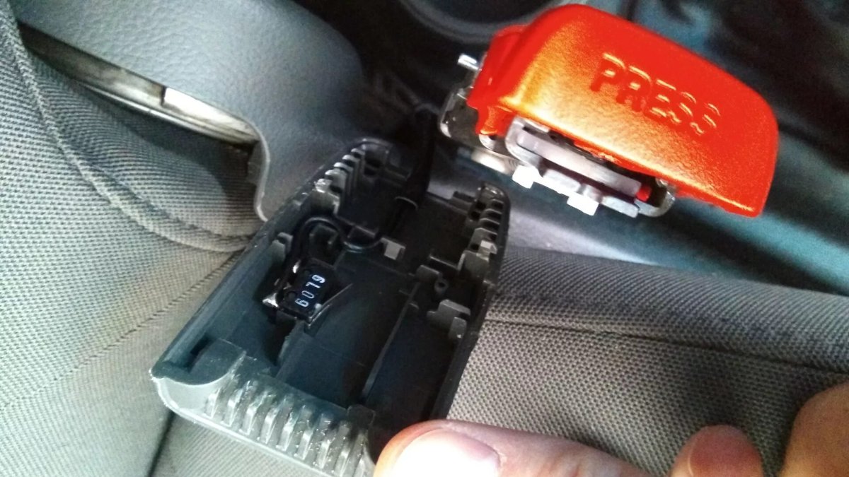 Защелка ремня безопасности Mitsubishi Lancer