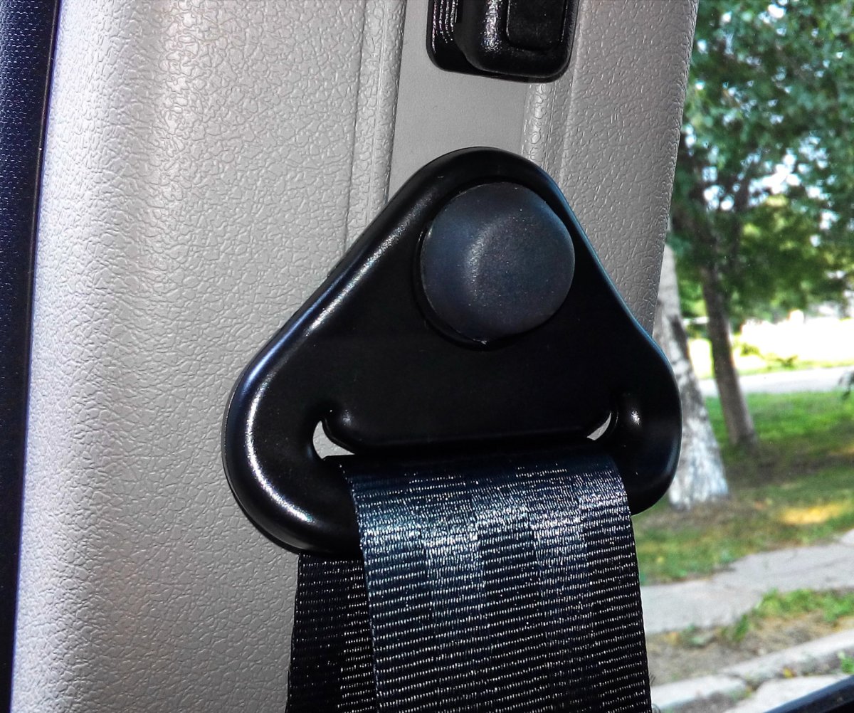 Болт крепления ремня безопасности Рено Дастер