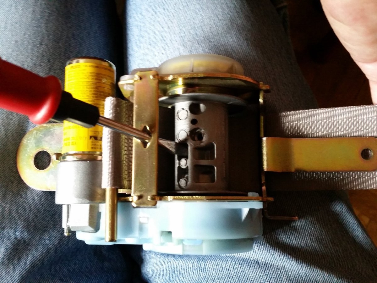 Инерционный ремень безопасности устройство