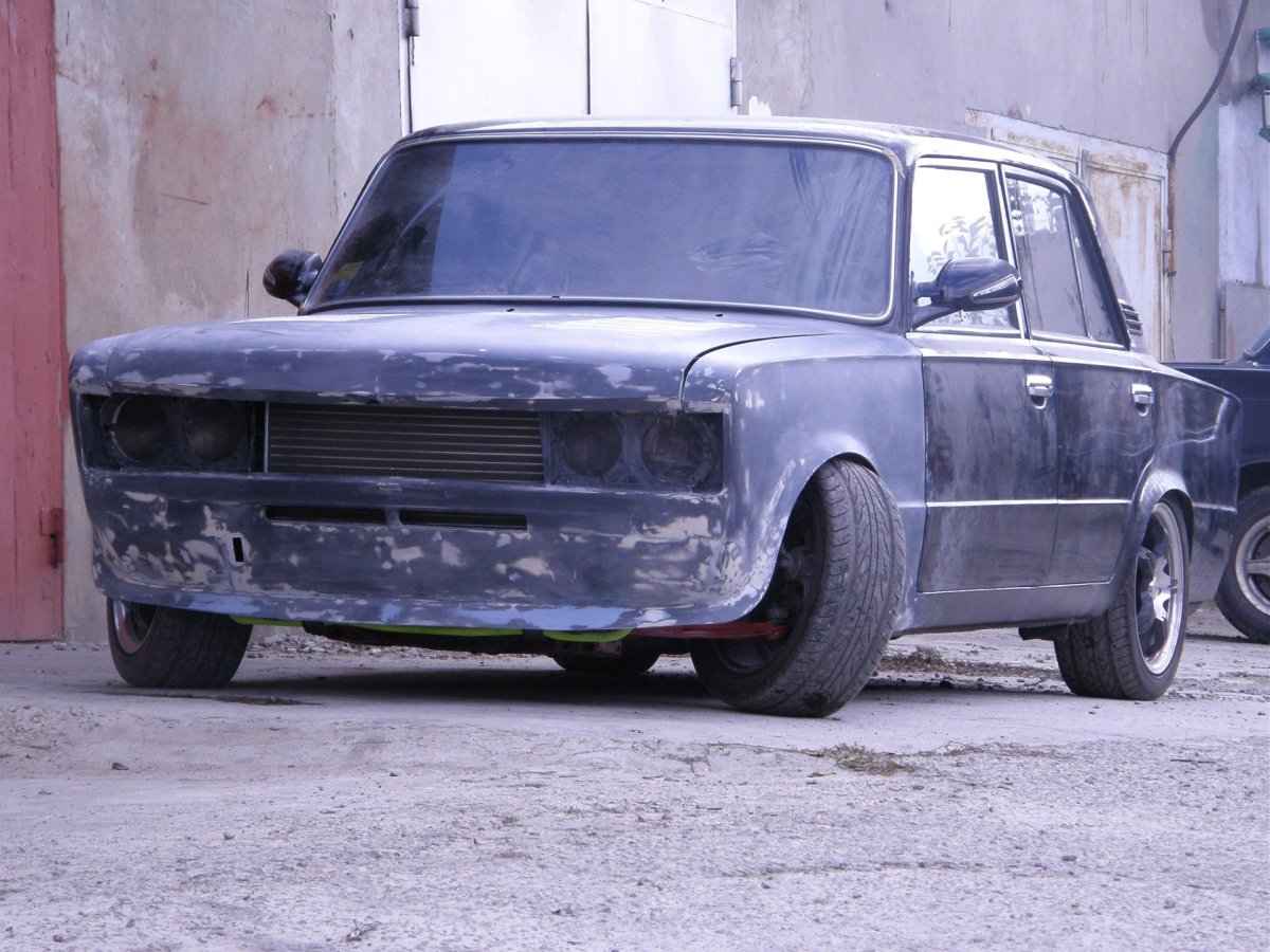 Черная ВАЗ 2106 без бампера