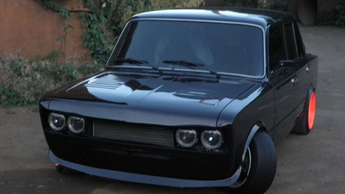 ВАЗ 2106 черная тюнингованная