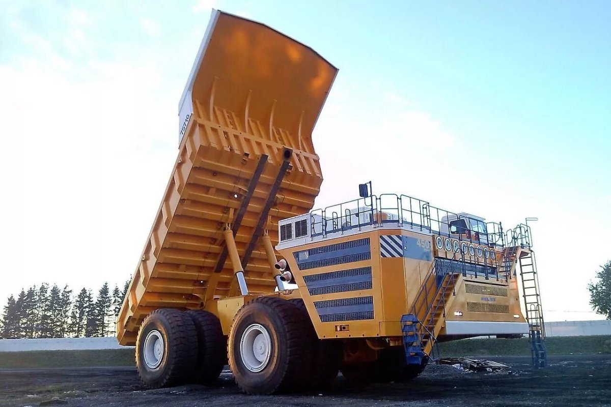 Карьерный самосвал БЕЛАЗ-75710 самый большой