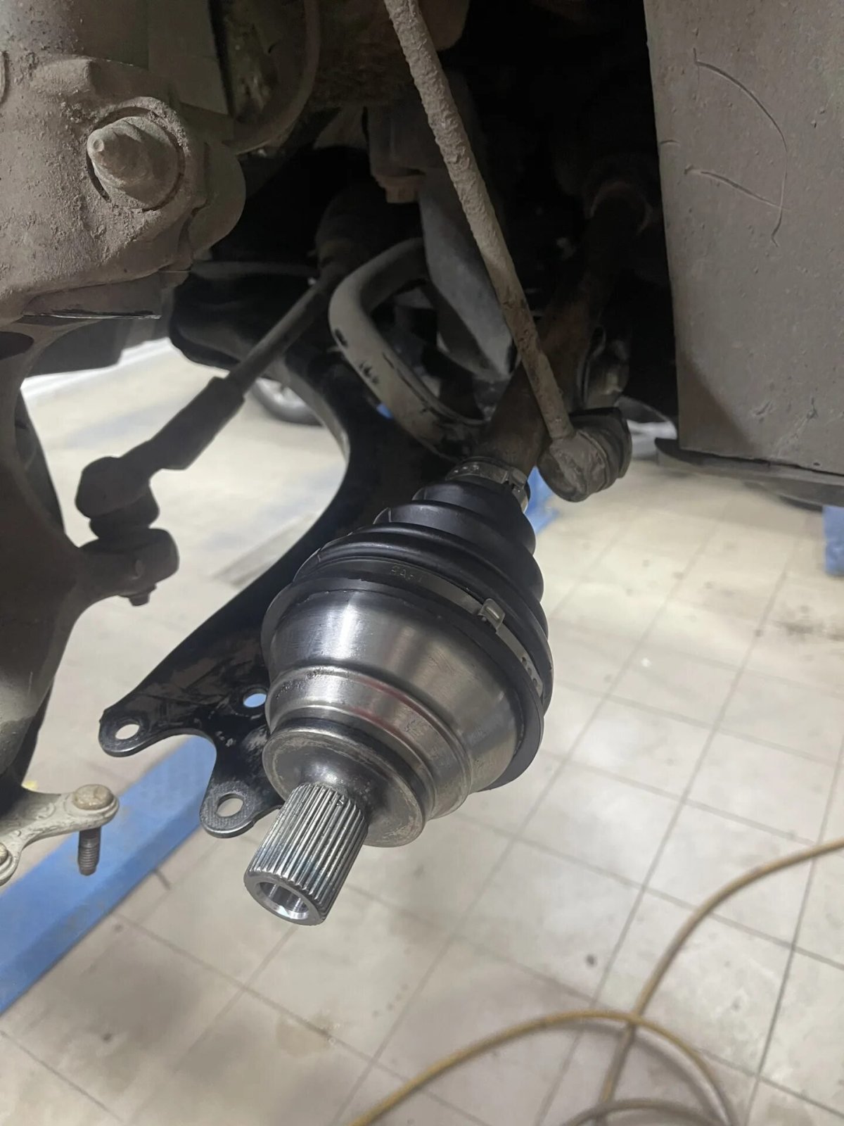 Поменять правую гранату а не левую