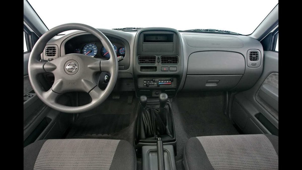 Nissan np300 салон
