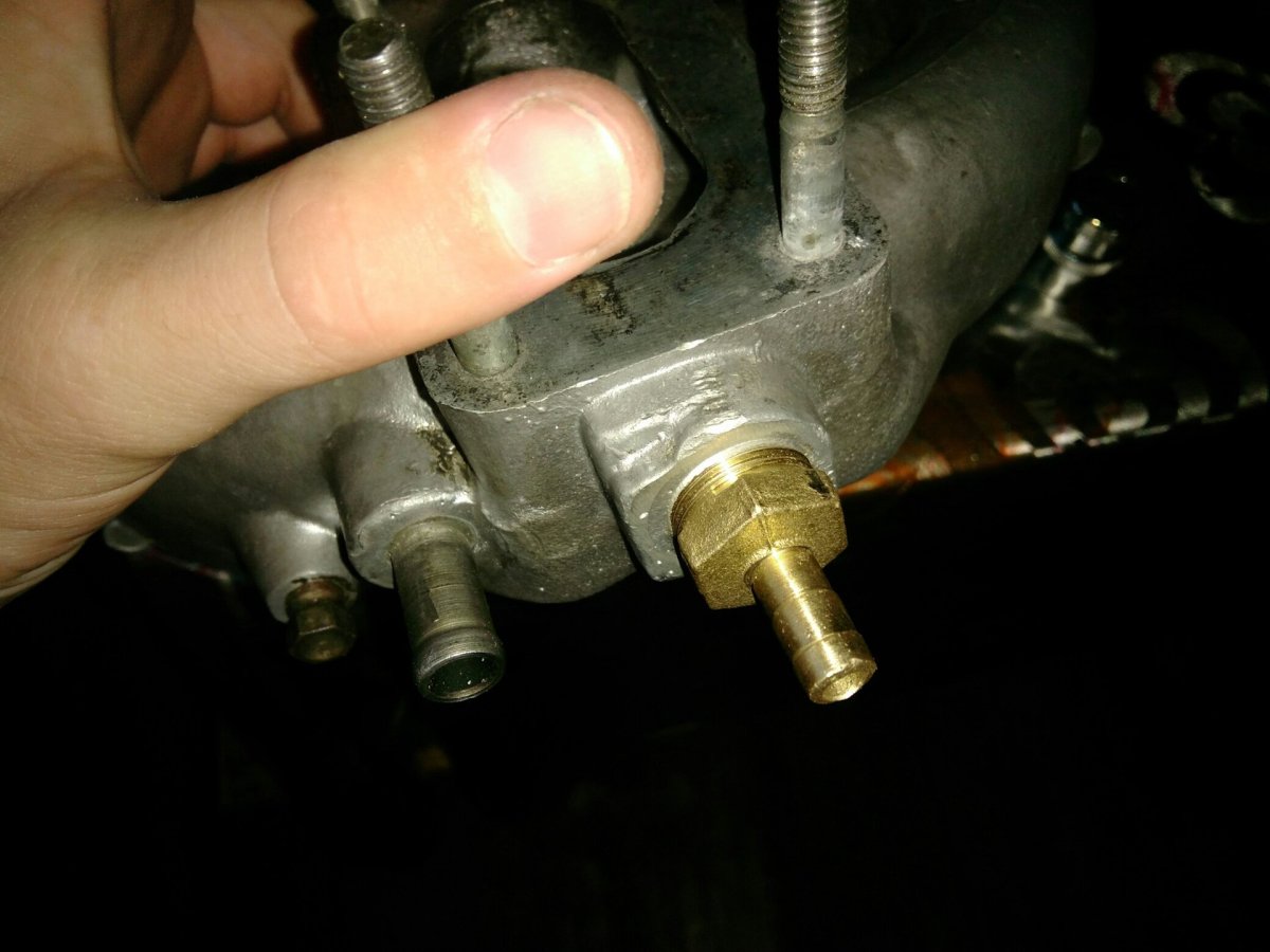 Штуцер коллектора 2107 карбюратор