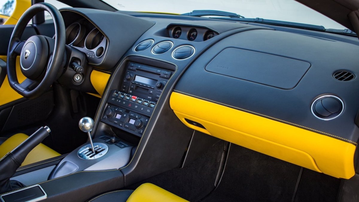 Салон Ламборгини Галлардо 2005