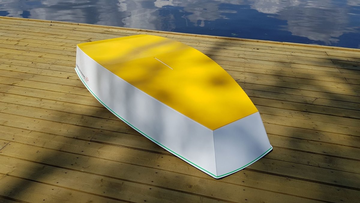 Пластиковая лодка оптимист