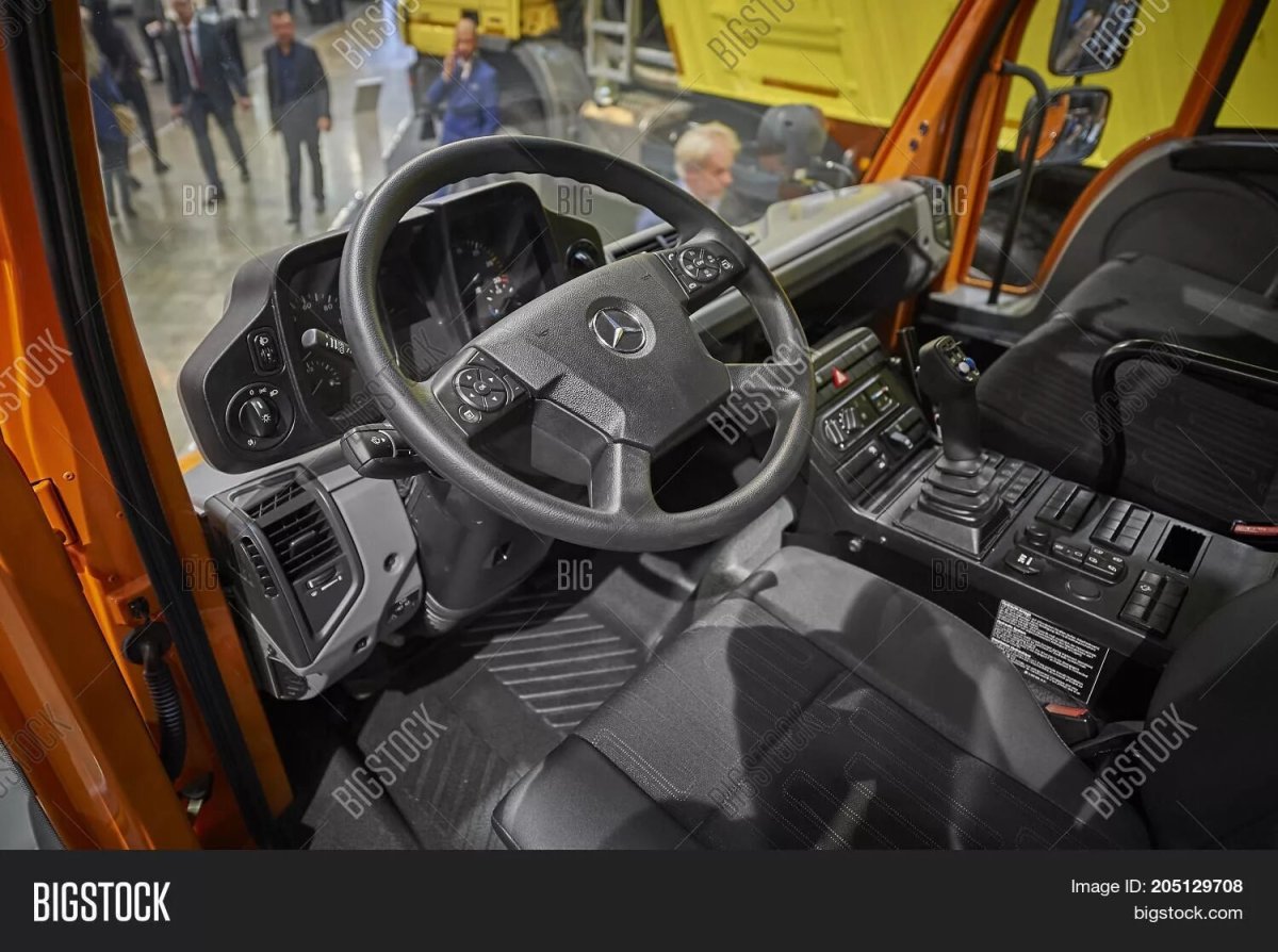 Мерседес Унимог кабина