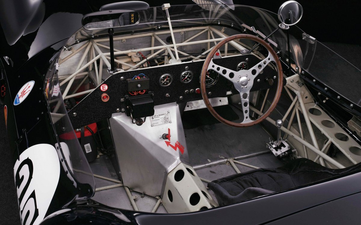 Салон гоночного болида