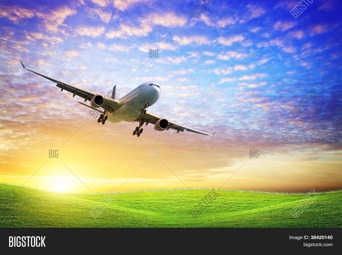 Самолет летит над полем