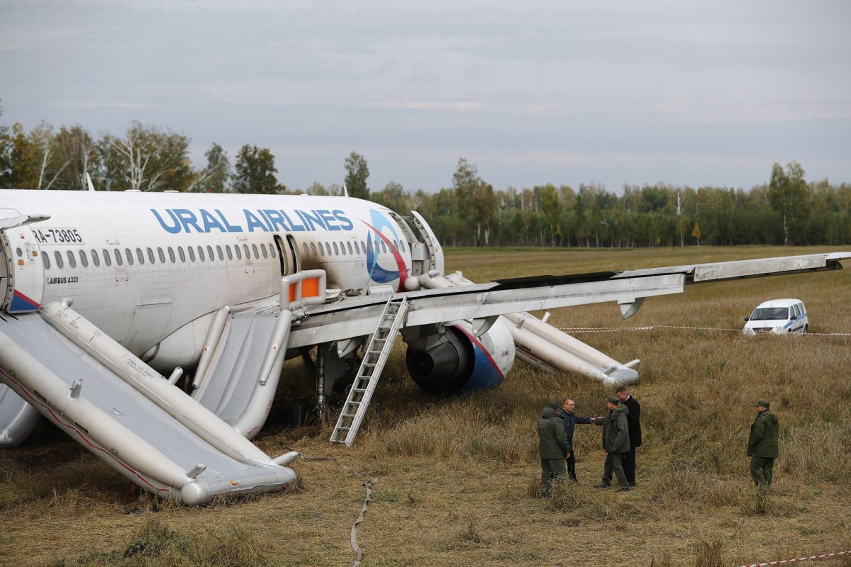 Что с самолётом который сел на поле в Новосибирске