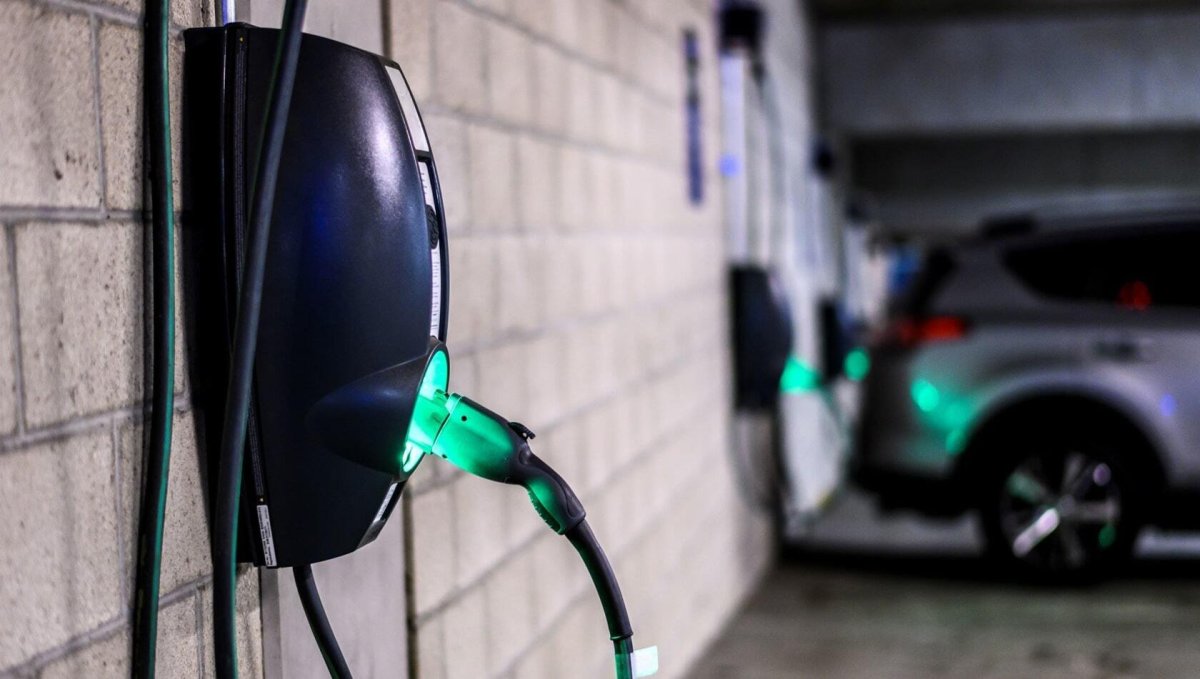 Зарядные станции для электромобилей в паркинге