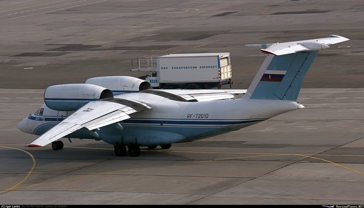 Самолет Чебурашка АН 72