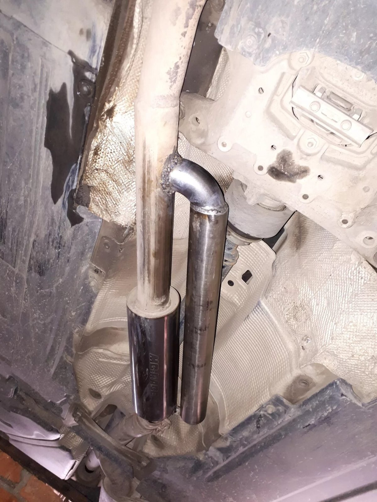 А4 b8 выхлоп резонатор