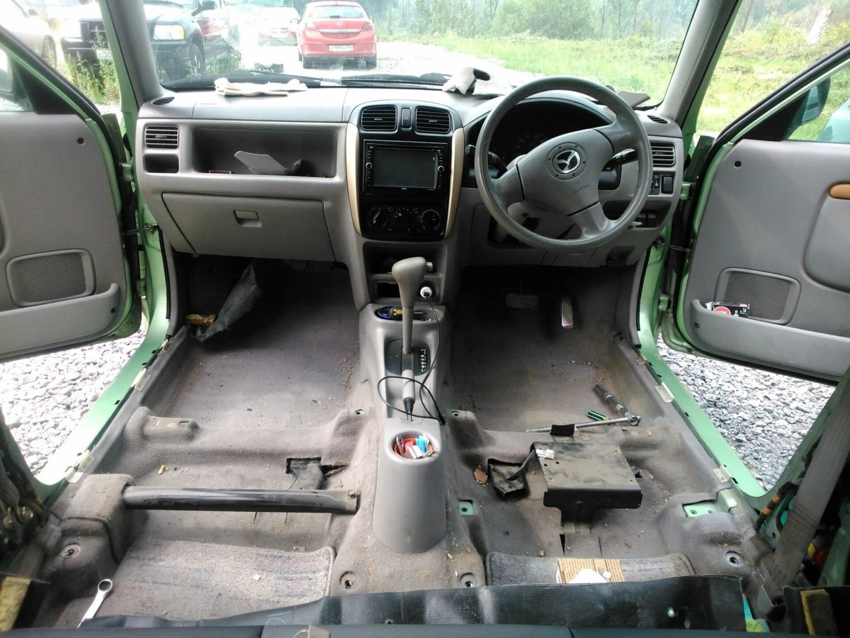 Mazda Demio 2001 салон