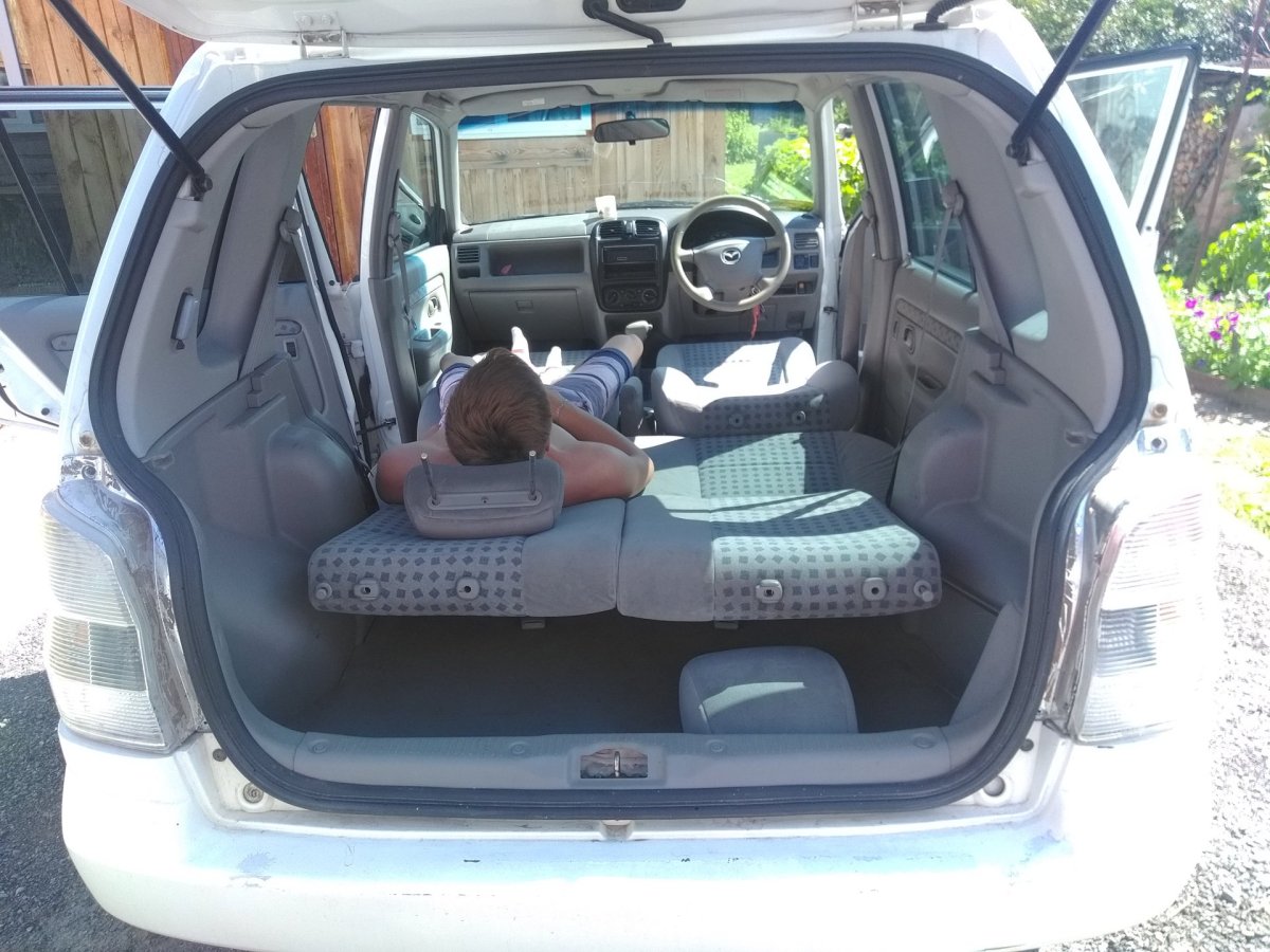 Mazda Demio 2000 багажник