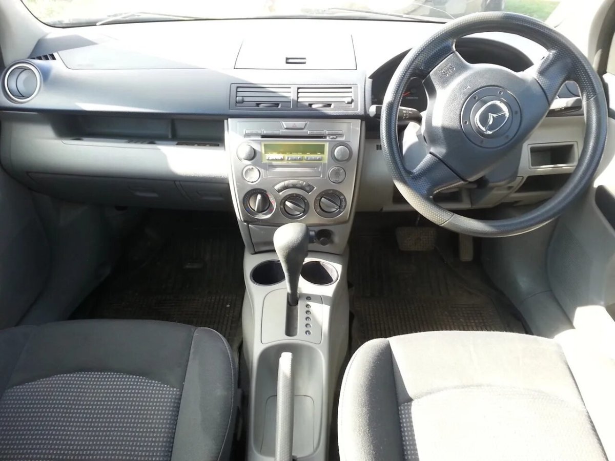 Mazda Demio 2005 салон