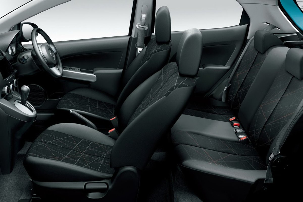 Mazda Demio 2012 салон