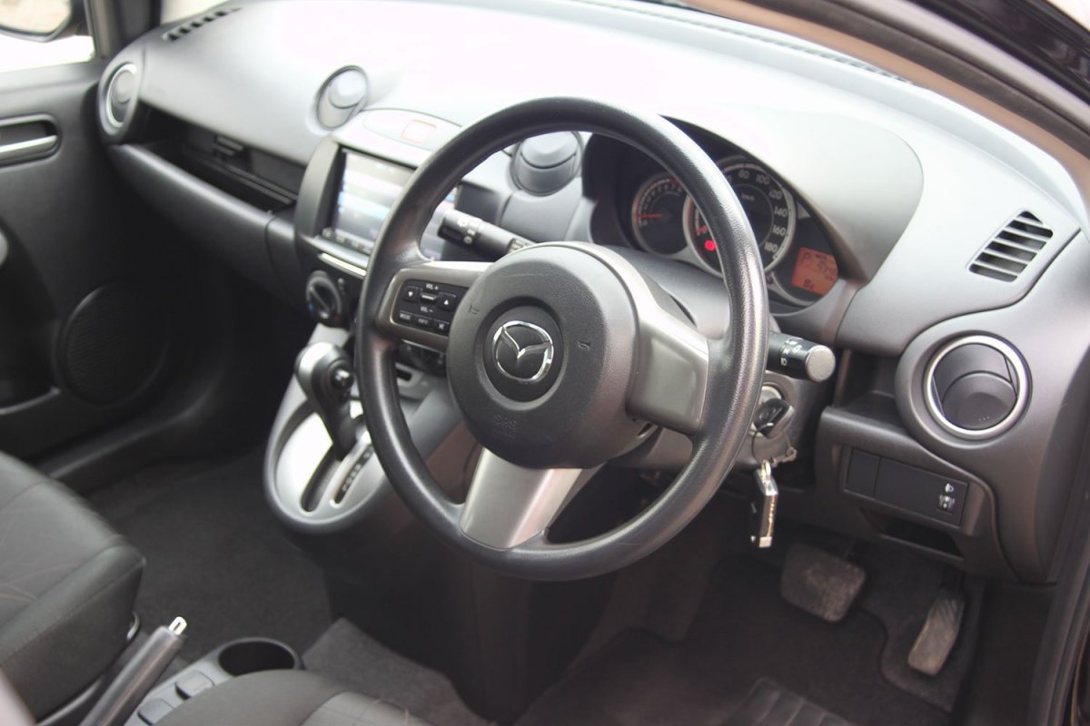 Мазда Демио 2015 салон