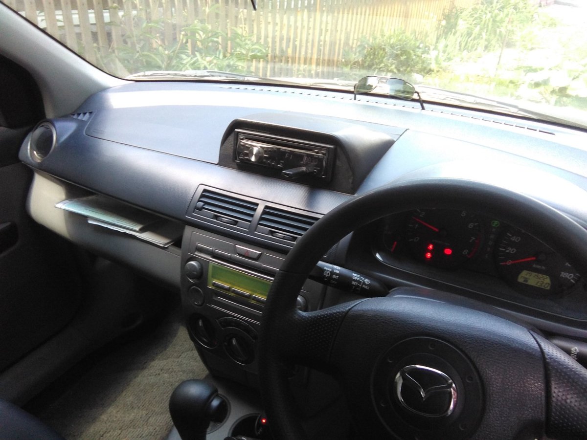 Панель под магнитолу на Мазда Демио 2003