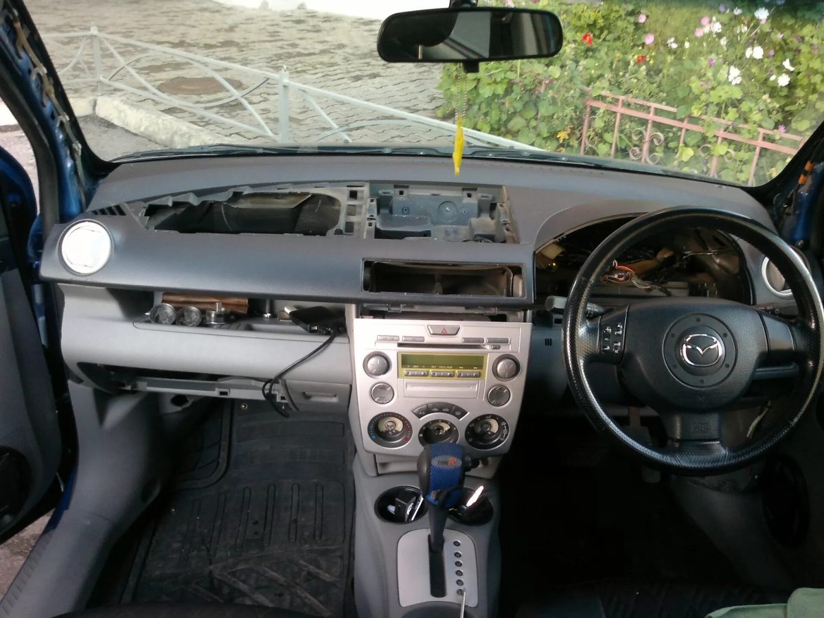 Мазда 323 2003 салон магнитола