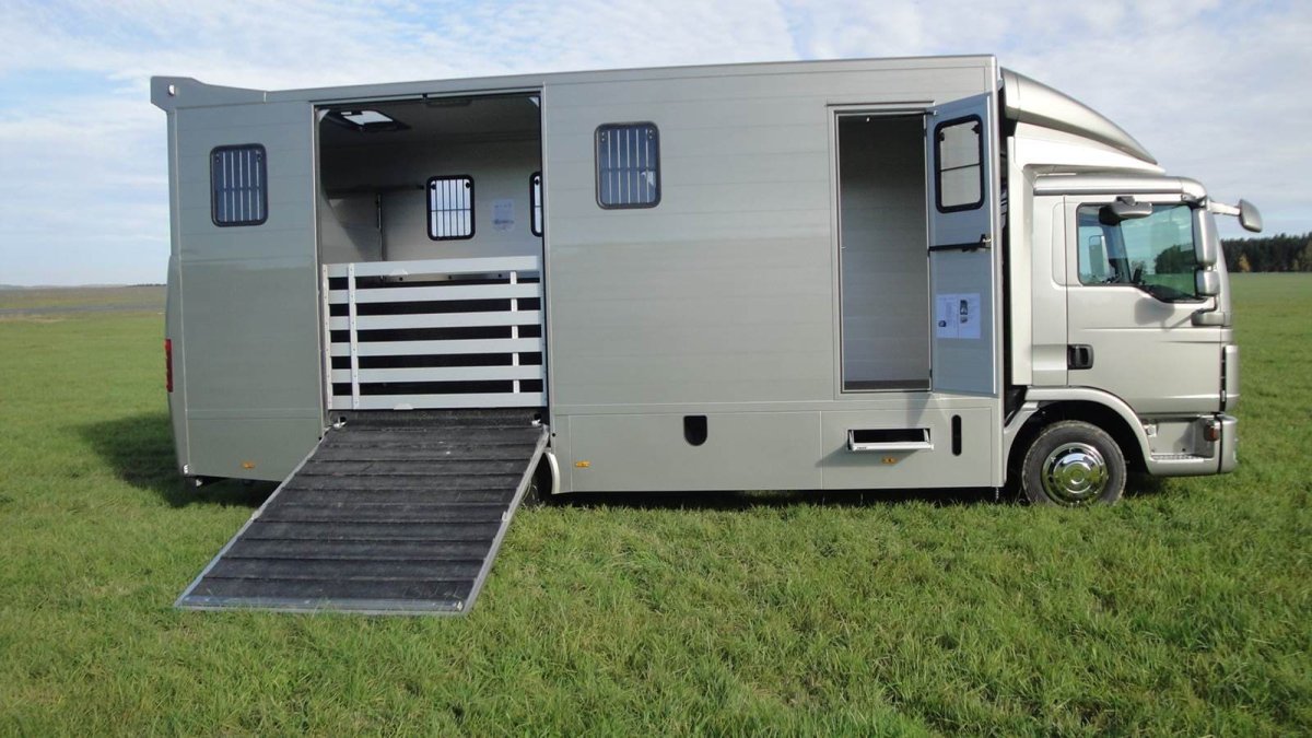 Мерседес Атего коневоз