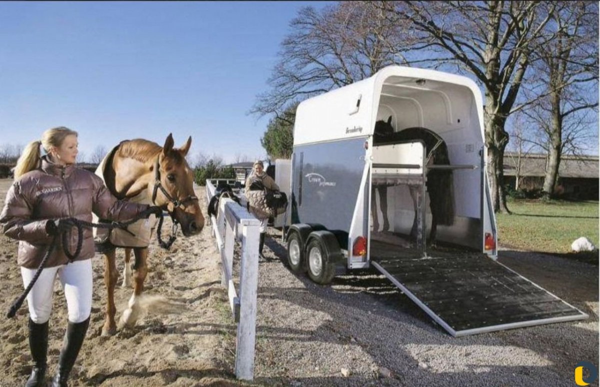 Прицеп для перевозки лошадей