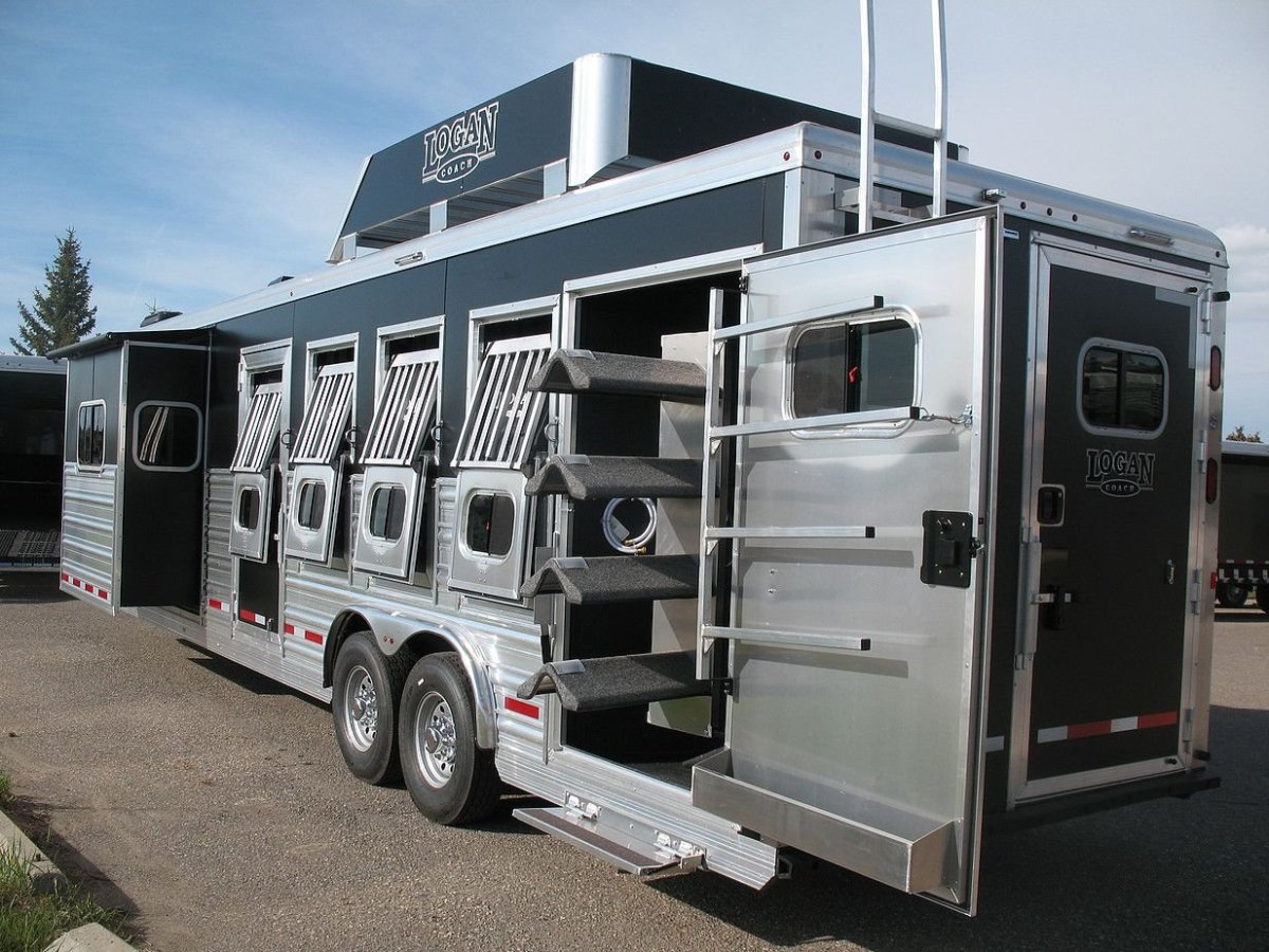 Прицеп-коневозка Boss Horse