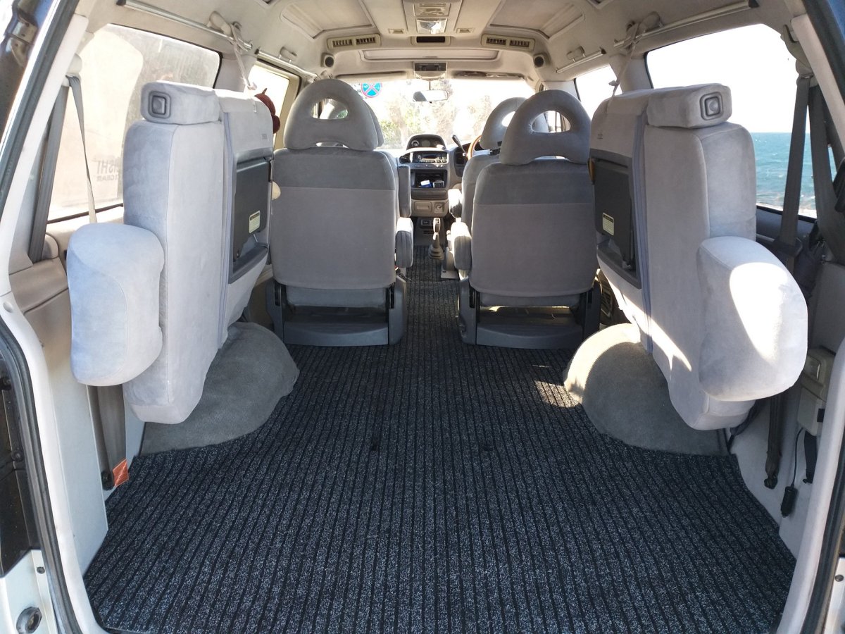 Mitsubishi Delica 2006 года салон 2 ряд сидений
