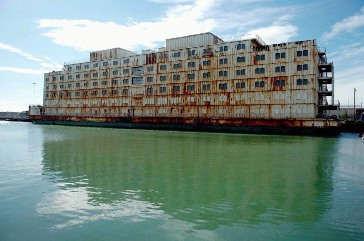 Плавучая тюрьма корабль