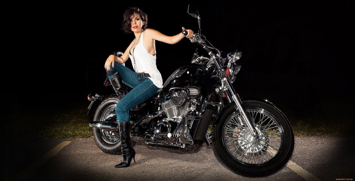Красивые девушки на фоне мотоцикла