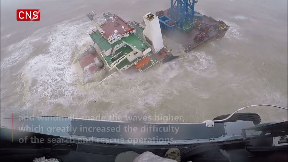 Тайфун в море