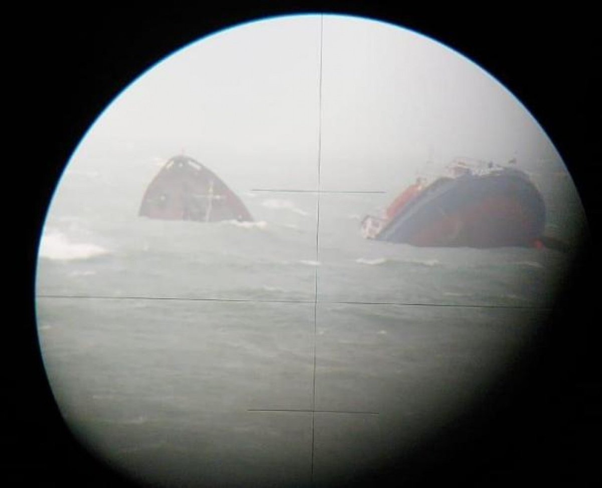 Корабль переломился пополам